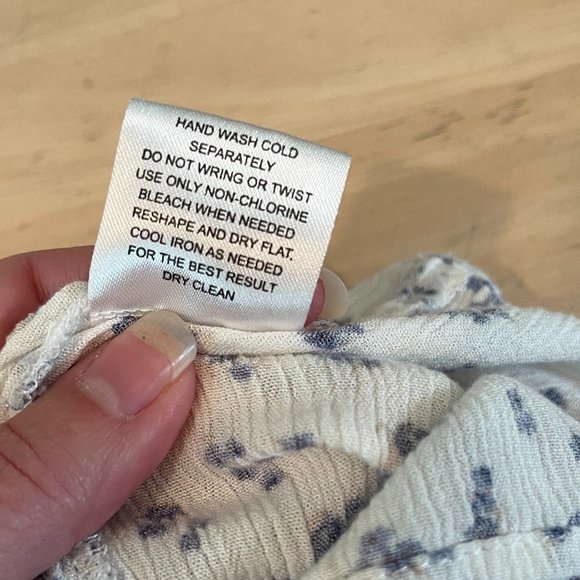 Hippie Rose Peplum Blue and White Floral Top tie detail front Size Large - Picture 11 of 11